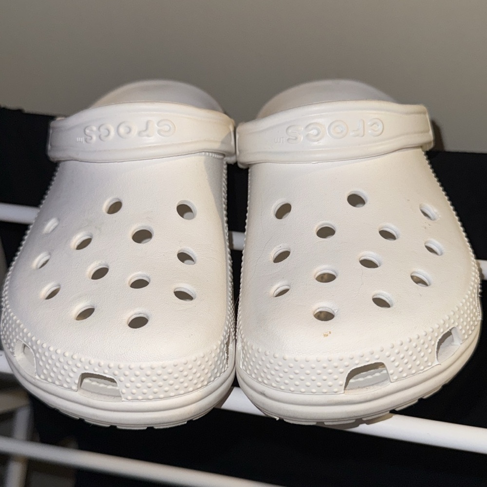 CROCS Unisex M5/W7 Classic White Clogs